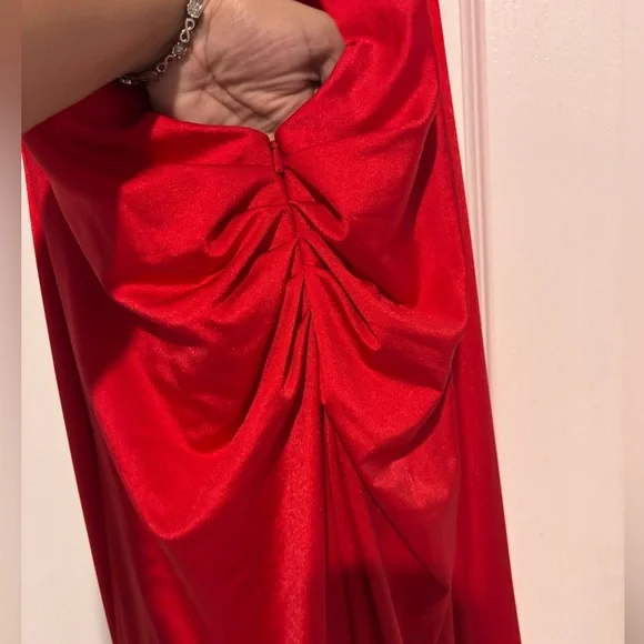Elegant Red Evening Gown - Picture 4 of 8